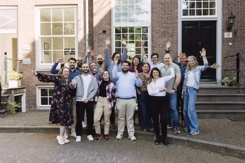 Het team van Adapt viert een gezamenlijk resultaat